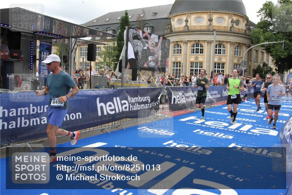 29.06.2025 - hella hamburg halbmarathon Michael Strokosch http://msf.ph/oto/8251013 29.06.2025 10:49:59 Ziel 2540, 3692, 3852, 4017, 5460, 7100, 8454, 8455, 9126, 9213, 9491, 9597, 12271, 12527, 12733, 13463, 16716, 16732, 16887, 19109, 19112, 19122 meine-sportfotos.de