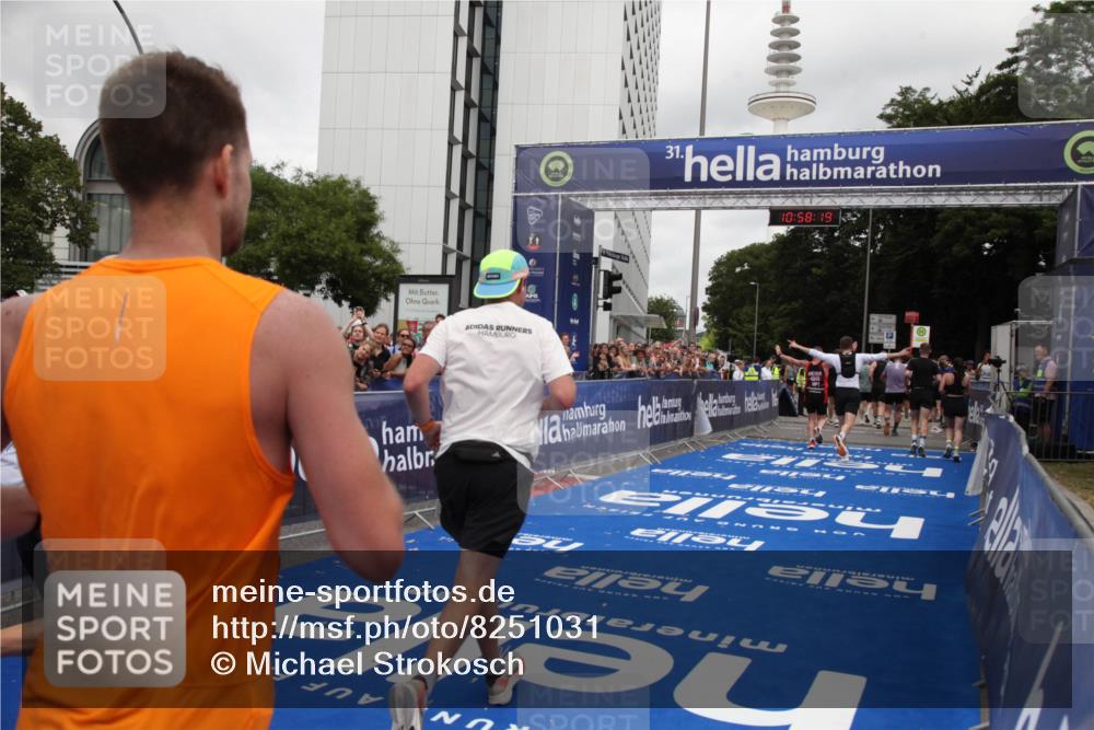 29.06.2025 - hella hamburg halbmarathon Michael Strokosch http://msf.ph/oto/8251031 29.06.2025 10:58:18 Ziel 1595, 2907, 4426, 4592, 6104, 8290, 9230, 11645, 14631, 15125, 18068 meine-sportfotos.de