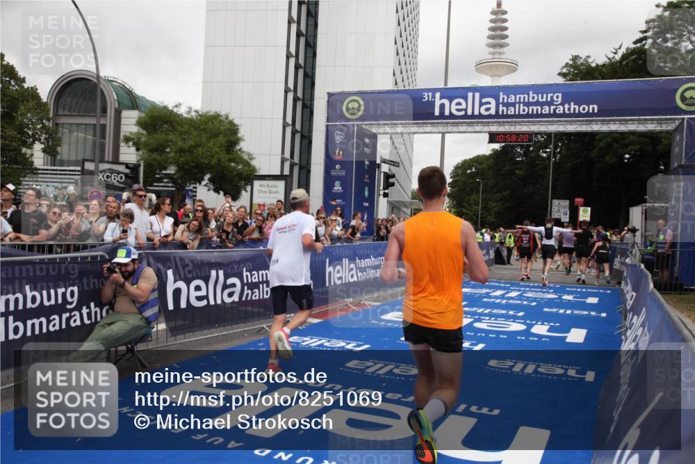 29.06.2025 - hella hamburg halbmarathon Michael Strokosch http://msf.ph/oto/8251069 29.06.2025 10:58:19 Ziel 1595, 2907, 4426, 4592, 6104, 8290, 9230, 11645, 14631, 15125, 18068 meine-sportfotos.de