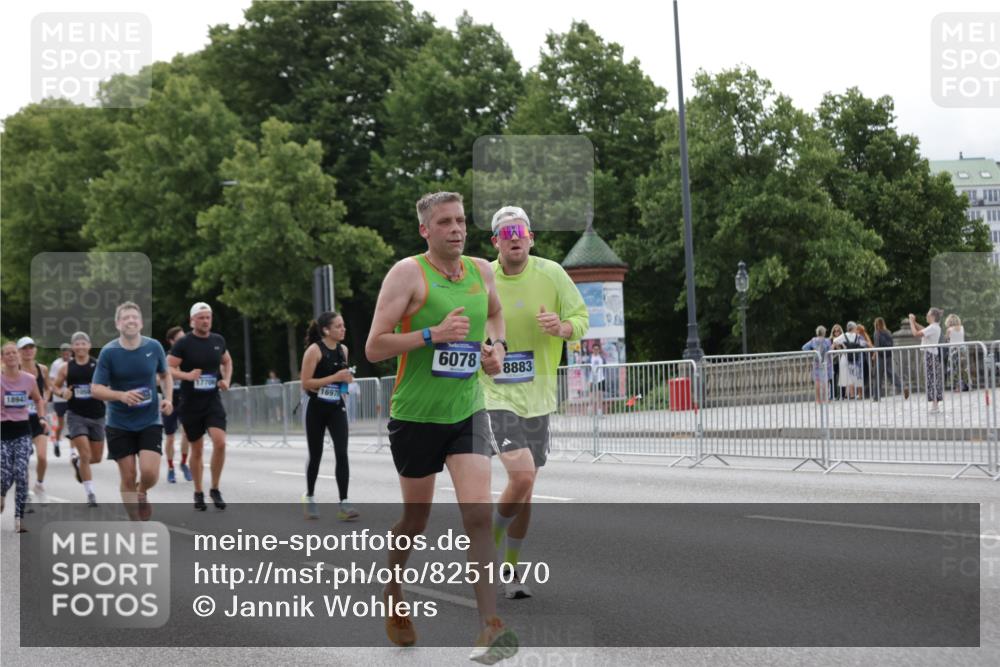 29.06.2025 - hella hamburg halbmarathon Jannik Wohlers http://msf.ph/oto/8251070 29.06.2025 10:30:59 Lombardsbrücke 1292, 1979, 2414, 2914, 4817, 5165, 5437, 5846, 5943, 6057, 6078, 6546, 7604, 7772, 8050, 8072, 8073, 10111, 10586, 11587, 13724, 14349, 15725, 16457, 16978, 17517, 17587, 17706, 17989, 18390, 18507, 18883, 18943 meine-sportfotos.de