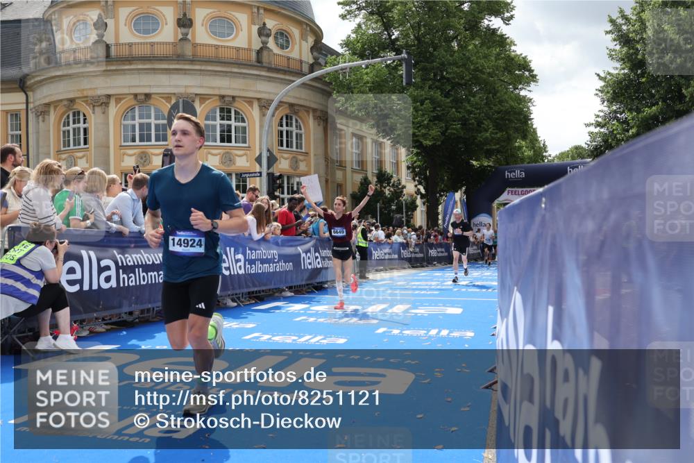 29.06.2025 - hella hamburg halbmarathon Strokosch-Dieckow http://msf.ph/oto/8251121 29.06.2025 10:40:27 Ziel 6649, 7284, 8370, 8966, 10978, 11767, 12365, 12540, 14924, 15015, 15164, 15247, 17214, 17245, 17916, 18192 meine-sportfotos.de