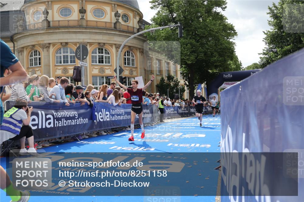29.06.2025 - hella hamburg halbmarathon Strokosch-Dieckow http://msf.ph/oto/8251158 29.06.2025 10:40:28 Ziel 6649, 7284, 8370, 8966, 10978, 11767, 12365, 12540, 14924, 15015, 15164, 15247, 17214, 17245, 17916, 18192 meine-sportfotos.de