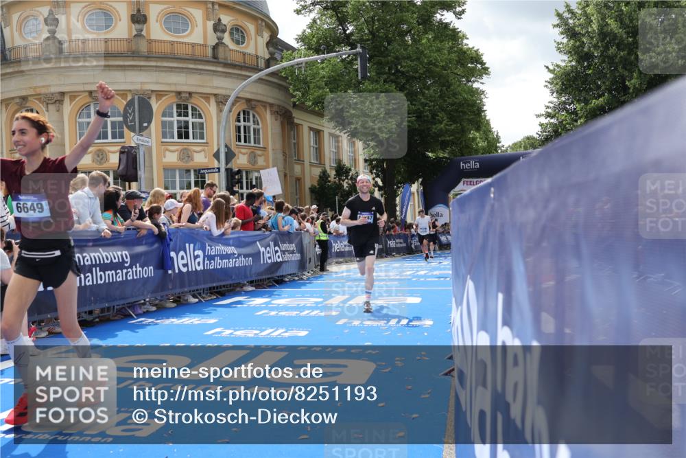 29.06.2025 - hella hamburg halbmarathon Strokosch-Dieckow http://msf.ph/oto/8251193 29.06.2025 10:40:29 Ziel 6649, 7284, 8966, 10978, 11767, 12365, 12540, 14924, 15015, 15164, 15247, 15542, 17214, 17245, 17724, 17916, 18192 meine-sportfotos.de