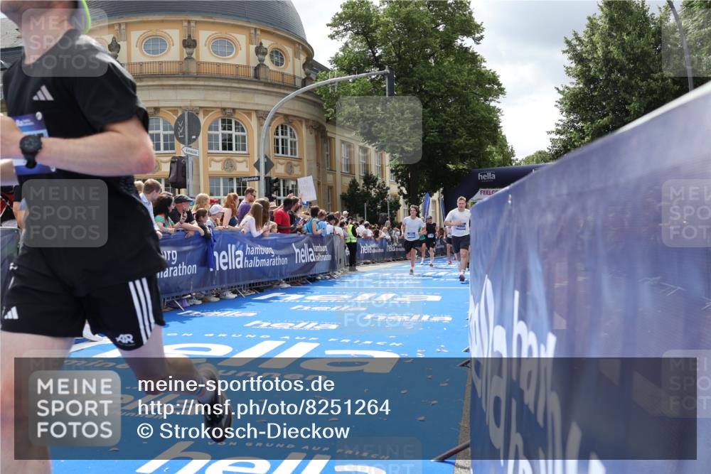 29.06.2025 - hella hamburg halbmarathon Strokosch-Dieckow http://msf.ph/oto/8251264 29.06.2025 10:40:30 Ziel 1912, 6649, 7284, 8966, 10978, 11767, 12365, 12540, 14924, 15015, 15164, 15247, 15542, 17214, 17245, 17724, 18192 meine-sportfotos.de