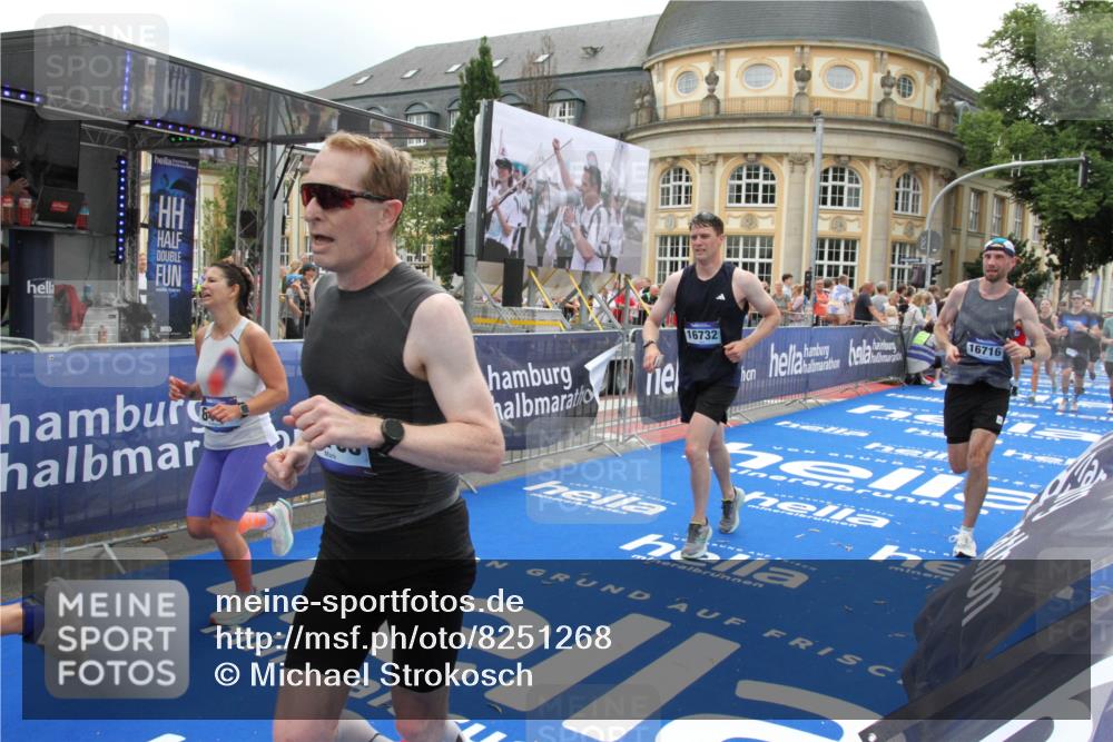 29.06.2025 - hella hamburg halbmarathon Michael Strokosch http://msf.ph/oto/8251268 29.06.2025 10:50:02 Ziel 1321, 2020, 2540, 3692, 3852, 7100, 7657, 8454, 9213, 9491, 12271, 12527, 12733, 13225, 13758, 16403, 16716, 16732, 16887, 18884, 19112 meine-sportfotos.de