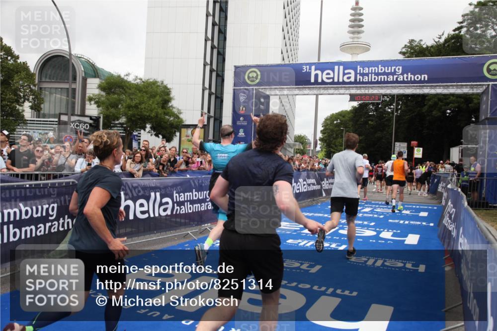 29.06.2025 - hella hamburg halbmarathon Michael Strokosch http://msf.ph/oto/8251314 29.06.2025 10:58:22 Ziel 1595, 4592, 4708, 6104, 6138, 6147, 9230, 9485, 11645, 14631, 15434, 18068 meine-sportfotos.de