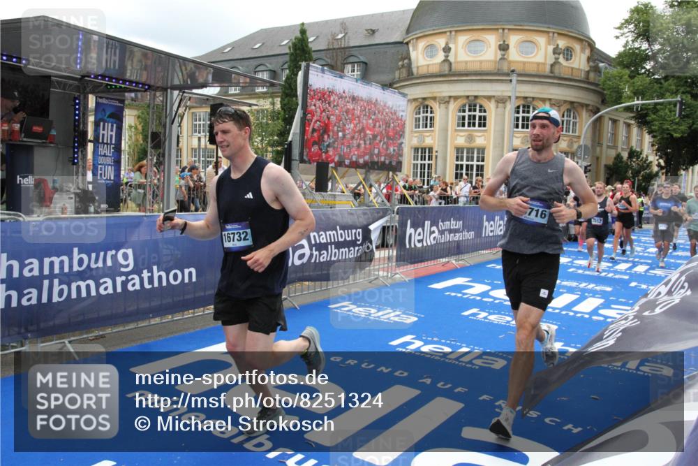 29.06.2025 - hella hamburg halbmarathon Michael Strokosch http://msf.ph/oto/8251324 29.06.2025 10:50:03 Ziel 1216, 1321, 2020, 2540, 3692, 3852, 7100, 7657, 8454, 9213, 9491, 12271, 12527, 12733, 13225, 13758, 16403, 16716, 16732, 16887, 18884, 19112 meine-sportfotos.de