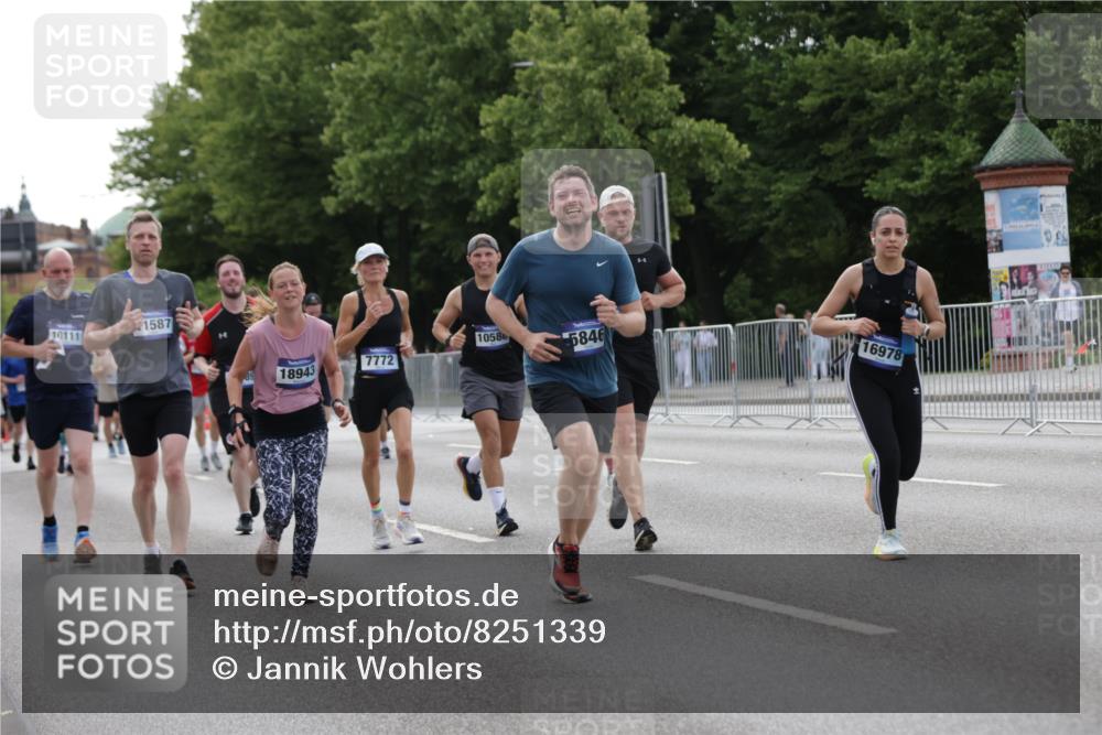 29.06.2025 - hella hamburg halbmarathon Jannik Wohlers http://msf.ph/oto/8251339 29.06.2025 10:31:01 Lombardsbrücke 1292, 1979, 2414, 2914, 4817, 5165, 5437, 5846, 5943, 6057, 6078, 6546, 7604, 7772, 8050, 8072, 8073, 9183, 10111, 10586, 11587, 13724, 14349, 15725, 16457, 16978, 17404, 17517, 17587, 17706, 17989, 18390, 18507, 18672, 18883, 18943 meine-sportfotos.de
