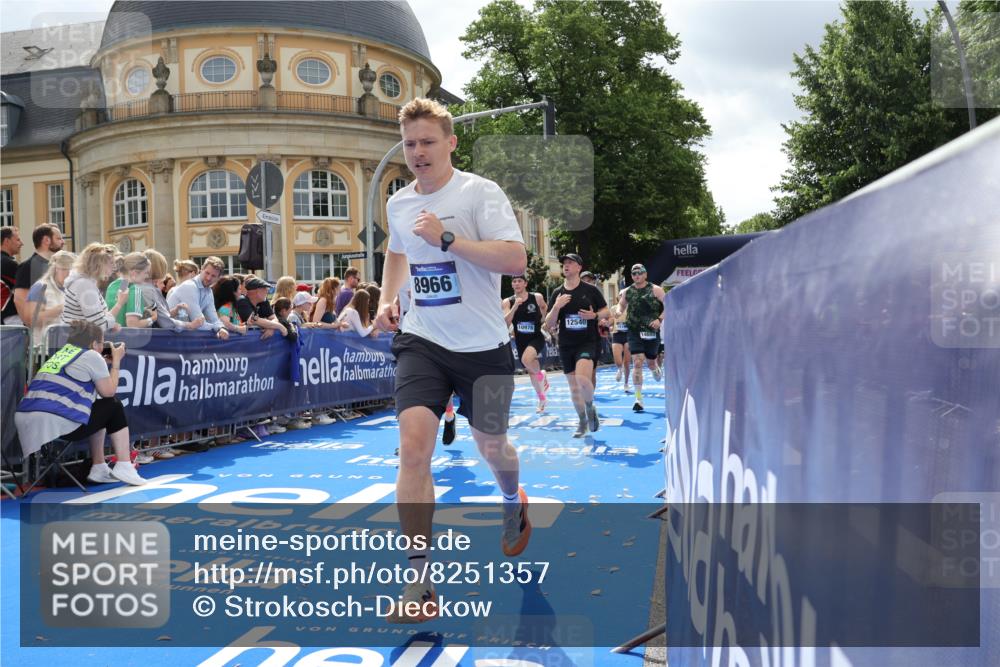 29.06.2025 - hella hamburg halbmarathon Strokosch-Dieckow http://msf.ph/oto/8251357 29.06.2025 10:40:33 Ziel 1912, 2324, 2714, 4843, 6649, 7284, 8966, 10978, 11767, 12365, 12540, 12865, 14272, 14820, 15015, 15164, 15247, 15493, 15542, 16599, 17214, 17724, 18192, 18399 meine-sportfotos.de