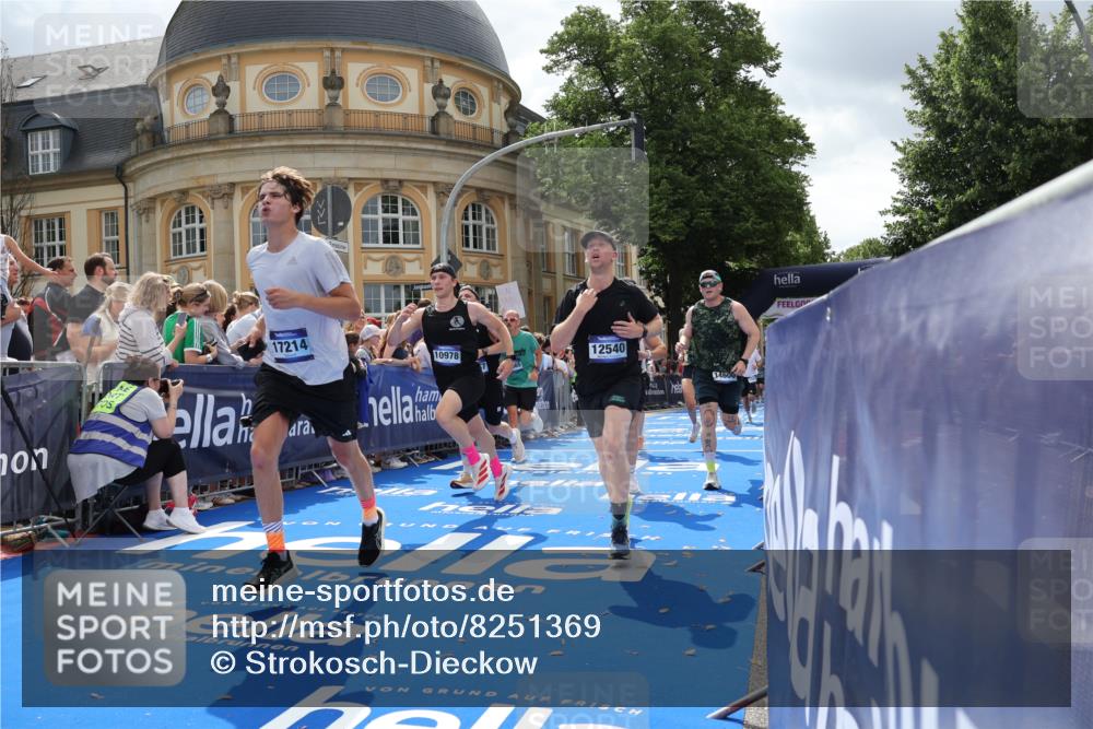 29.06.2025 - hella hamburg halbmarathon Strokosch-Dieckow http://msf.ph/oto/8251369 29.06.2025 10:40:33 Ziel 1912, 2324, 2714, 4843, 6649, 7284, 8966, 10978, 11767, 12365, 12540, 12865, 14272, 14820, 15015, 15164, 15247, 15493, 15542, 16599, 17214, 17724, 18192, 18399 meine-sportfotos.de