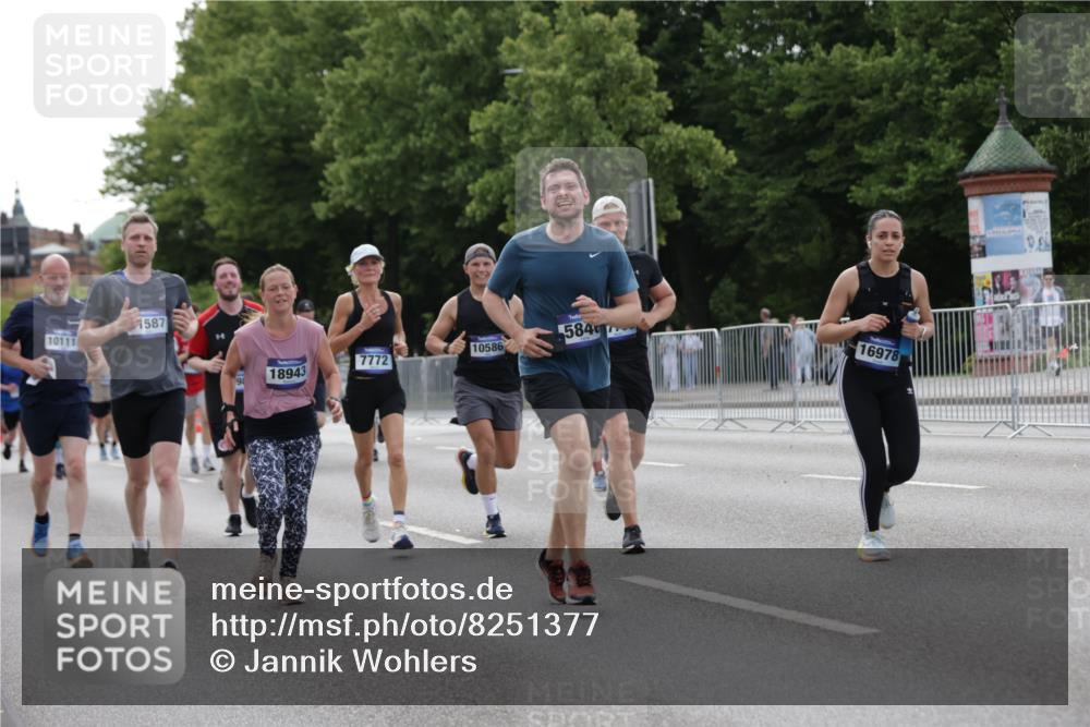 29.06.2025 - hella hamburg halbmarathon Jannik Wohlers http://msf.ph/oto/8251377 29.06.2025 10:31:01 Lombardsbrücke 1292, 1979, 2414, 2914, 4817, 5165, 5437, 5846, 5943, 6057, 6078, 6546, 7604, 7772, 8050, 8072, 8073, 9183, 10111, 10586, 11587, 13724, 14349, 15725, 16457, 16978, 17404, 17517, 17587, 17706, 17989, 18390, 18507, 18672, 18883, 18943 meine-sportfotos.de