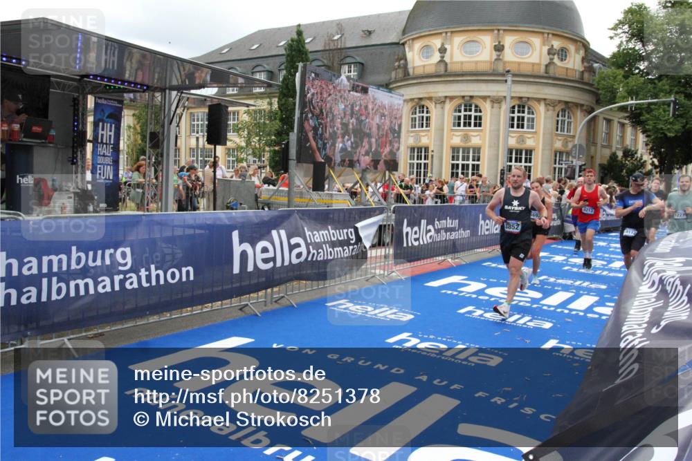 29.06.2025 - hella hamburg halbmarathon Michael Strokosch http://msf.ph/oto/8251378 29.06.2025 10:50:04 Ziel 1216, 1321, 2020, 3692, 3852, 7100, 7657, 8454, 9031, 9213, 9303, 12271, 12733, 13225, 13758, 16403, 16716, 16732, 18884, 19112 meine-sportfotos.de