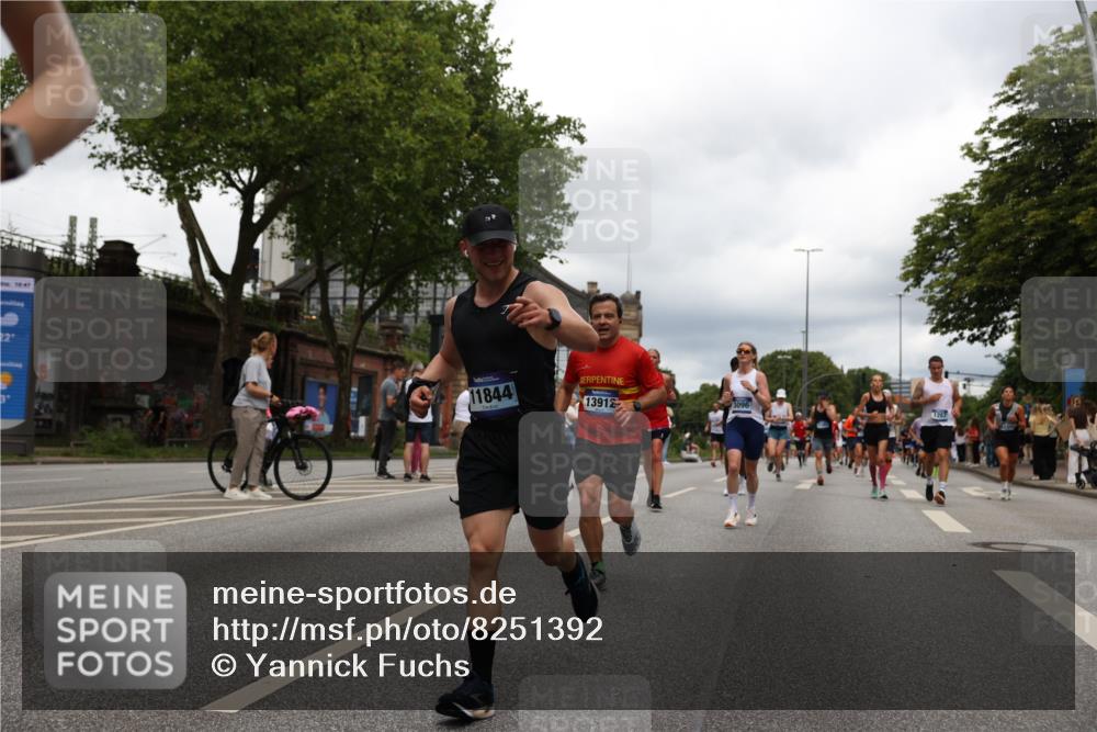 29.06.2025 - hella hamburg halbmarathon Yannick Fuchs http://msf.ph/oto/8251392 29.06.2025 10:47:57 20KM 1267, 1422, 1442, 1502, 1549, 1870, 2058, 2070, 2354, 2432, 2518, 2630, 3096, 3103, 3819, 4299, 5020, 5259, 6260, 6294, 6374, 6511, 6512, 7395, 7478, 7973, 8285, 8394, 9032, 9380, 9791, 9922, 10040, 11009, 11068, 11430, 11789, 11844, 12321, 12607, 12632, 13033, 13397, 13794, 13803, 13912, 14026, 14239, 14702, 15146, 15441, 15838, 15856, 15946, 16623, 16780, 17348, 17482, 18143, 18308, 18418, 18450, 18514, 18612, 19067 meine-sportfotos.de