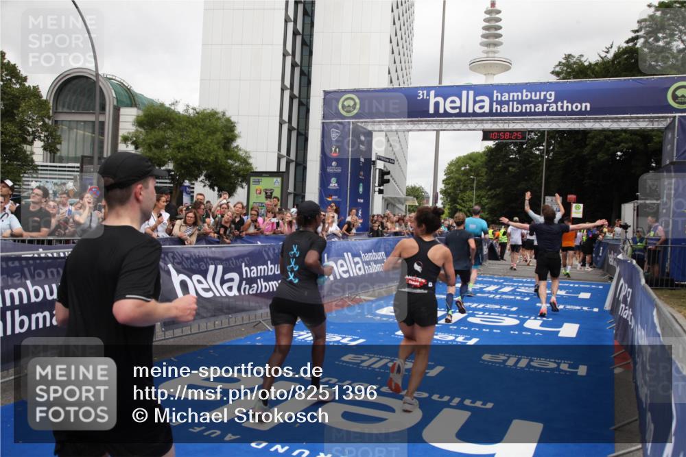29.06.2025 - hella hamburg halbmarathon Michael Strokosch http://msf.ph/oto/8251396 29.06.2025 10:58:24 Ziel 1595, 4550, 4592, 4708, 6138, 6147, 9230, 9485, 11645, 14631, 15434, 18266 meine-sportfotos.de