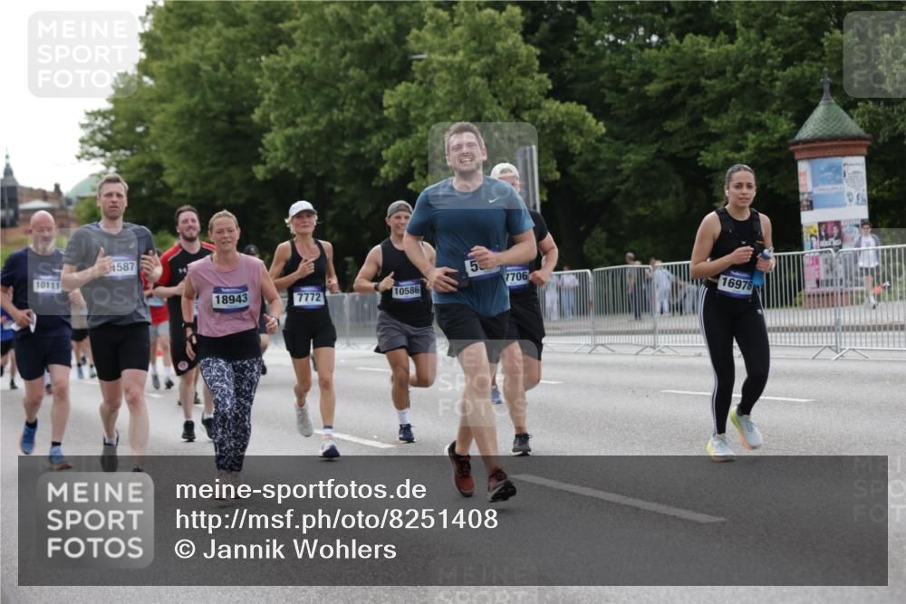 29.06.2025 - hella hamburg halbmarathon Jannik Wohlers http://msf.ph/oto/8251408 29.06.2025 10:31:01 Lombardsbrücke 1292, 1979, 2414, 2914, 4817, 5165, 5437, 5846, 5943, 6057, 6078, 6546, 7604, 7772, 8050, 8072, 8073, 9183, 10111, 10586, 11587, 13724, 14349, 15725, 16457, 16978, 17404, 17517, 17587, 17706, 17989, 18390, 18507, 18672, 18883, 18943 meine-sportfotos.de