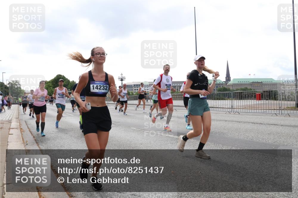 29.06.2025 - hella hamburg halbmarathon Lena Gebhardt http://msf.ph/oto/8251437 29.06.2025 10:45:42 Lombardsbrücke 1004, 1033, 1060, 1085, 1100, 1104, 1421, 1426, 1555, 1713, 1798, 1854, 1983, 2008, 2216, 2217, 2398, 2522, 2550, 2657, 2664, 2917, 2954, 2965, 2973, 3160, 3164, 3357, 3377, 3879, 3993, 4099, 4102, 4104, 4224, 4306, 4317, 4388, 4504, 4572, 4820, 4851, 5044, 5099, 5108, 5339, 5635, 5636, 5949, 6133, 6150, 6333, 6623, 6763, 6788, 6911, 6922, 6980, 7268, 7283, 7356, 7530, 7541, 7605, 7859, 8605, 8745, 9120, 9121, 9620, 10030, 10182, 10225, 10327, 10329, 10367, 10511, 11314 meine-sportfotos.de