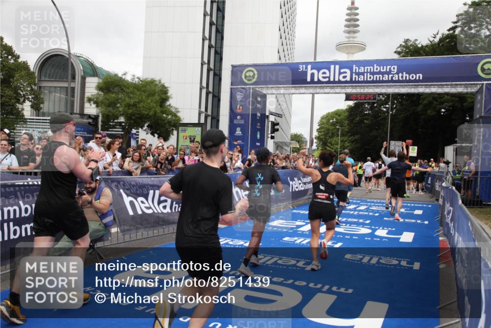 29.06.2025 - hella hamburg halbmarathon Michael Strokosch http://msf.ph/oto/8251439 29.06.2025 10:58:24 Ziel 1595, 4550, 4592, 4708, 6138, 6147, 9230, 9485, 11645, 14631, 15434, 18266 meine-sportfotos.de