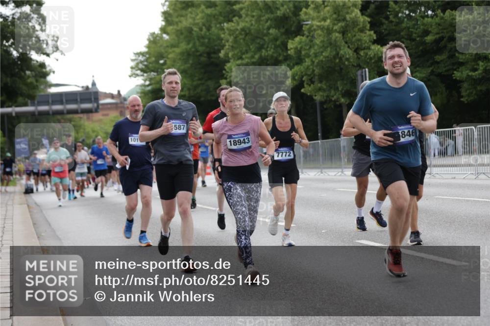 29.06.2025 - hella hamburg halbmarathon Jannik Wohlers http://msf.ph/oto/8251445 29.06.2025 10:31:01 Lombardsbrücke 1292, 1979, 2414, 2914, 4817, 5165, 5437, 5846, 5943, 6057, 6078, 6546, 7604, 7772, 8050, 8072, 8073, 9183, 10111, 10586, 11587, 13724, 14349, 15725, 16457, 16978, 17404, 17517, 17587, 17706, 17989, 18390, 18507, 18672, 18883, 18943 meine-sportfotos.de