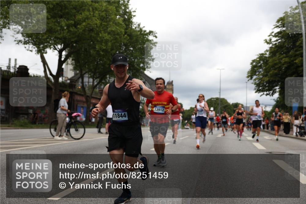 29.06.2025 - hella hamburg halbmarathon Yannick Fuchs http://msf.ph/oto/8251459 29.06.2025 10:47:58 20KM 1267, 1422, 1442, 1502, 1549, 1870, 2058, 2070, 2432, 2518, 2630, 3096, 3103, 3819, 4299, 5020, 5259, 6260, 6294, 6374, 7129, 7395, 7478, 7973, 8285, 8394, 9032, 9380, 9791, 9922, 10040, 11009, 11068, 11430, 11789, 11844, 12321, 12607, 12632, 13033, 13147, 13397, 13794, 13803, 13912, 14026, 14239, 14702, 15146, 15441, 15838, 15856, 15946, 16623, 16780, 17348, 17482, 18143, 18308, 18418, 18450, 18514, 18612, 19067 meine-sportfotos.de