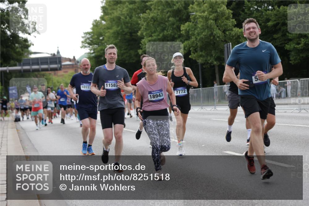 29.06.2025 - hella hamburg halbmarathon Jannik Wohlers http://msf.ph/oto/8251518 29.06.2025 10:31:02 Lombardsbrücke 1292, 1979, 2414, 2914, 4817, 4953, 5165, 5437, 5846, 5943, 6057, 6078, 6546, 6573, 7604, 7772, 8050, 9183, 10111, 10240, 10586, 11587, 13724, 14349, 15024, 15222, 15575, 15725, 16457, 16978, 17404, 17517, 17587, 17706, 17989, 18390, 18507, 18672, 18883, 18943 meine-sportfotos.de