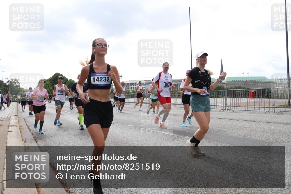 29.06.2025 - hella hamburg halbmarathon Lena Gebhardt http://msf.ph/oto/8251519 29.06.2025 10:45:42 Lombardsbrücke 1004, 1033, 1060, 1085, 1100, 1104, 1421, 1426, 1555, 1713, 1798, 1854, 1983, 2008, 2216, 2217, 2398, 2522, 2550, 2657, 2664, 2917, 2954, 2965, 2973, 3160, 3164, 3357, 3377, 3879, 3993, 4099, 4102, 4104, 4224, 4306, 4317, 4388, 4504, 4572, 4820, 4851, 5044, 5099, 5108, 5339, 5635, 5636, 5949, 6133, 6150, 6333, 6623, 6763, 6788, 6911, 6922, 6980, 7268, 7283, 7356, 7530, 7541, 7605, 7859, 8605, 8745, 9120, 9121, 9620, 10030, 10182, 10225, 10327, 10329, 10367, 10511, 11314 meine-sportfotos.de