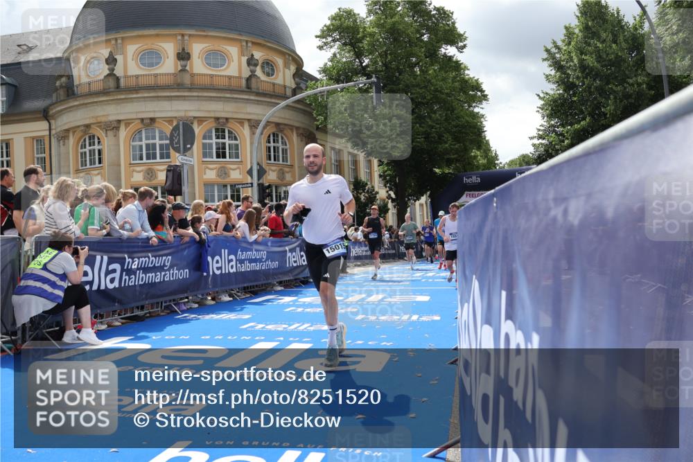 29.06.2025 - hella hamburg halbmarathon Strokosch-Dieckow http://msf.ph/oto/8251520 29.06.2025 10:40:37 Ziel 1882, 1912, 2324, 2714, 2750, 4843, 4889, 5026, 5745, 7284, 7622, 8629, 9294, 10900, 11767, 12365, 12540, 12865, 14092, 14272, 14820, 15015, 15164, 15351, 15493, 15542, 16201, 16249, 16599, 17214, 17724, 18192, 18399 meine-sportfotos.de