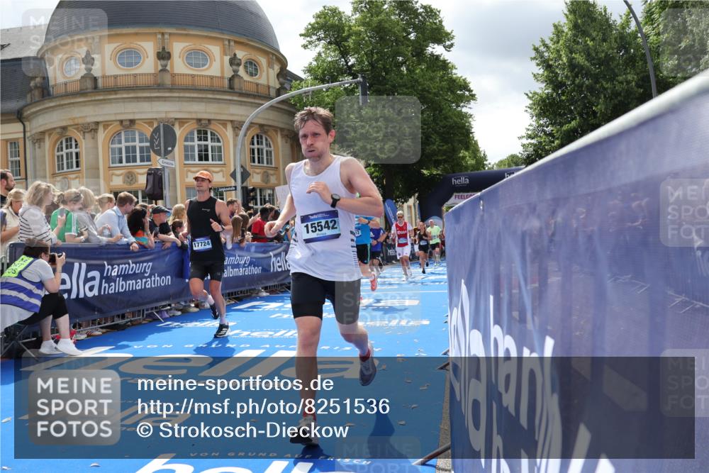 29.06.2025 - hella hamburg halbmarathon Strokosch-Dieckow http://msf.ph/oto/8251536 29.06.2025 10:40:39 Ziel 1882, 1912, 2324, 2714, 2750, 4634, 4843, 4889, 5014, 5026, 5745, 7080, 7622, 8074, 8629, 9294, 10900, 11959, 12365, 12865, 14092, 14272, 14820, 15015, 15351, 15493, 15542, 16201, 16249, 16599, 17486, 17724, 18192, 18399 meine-sportfotos.de