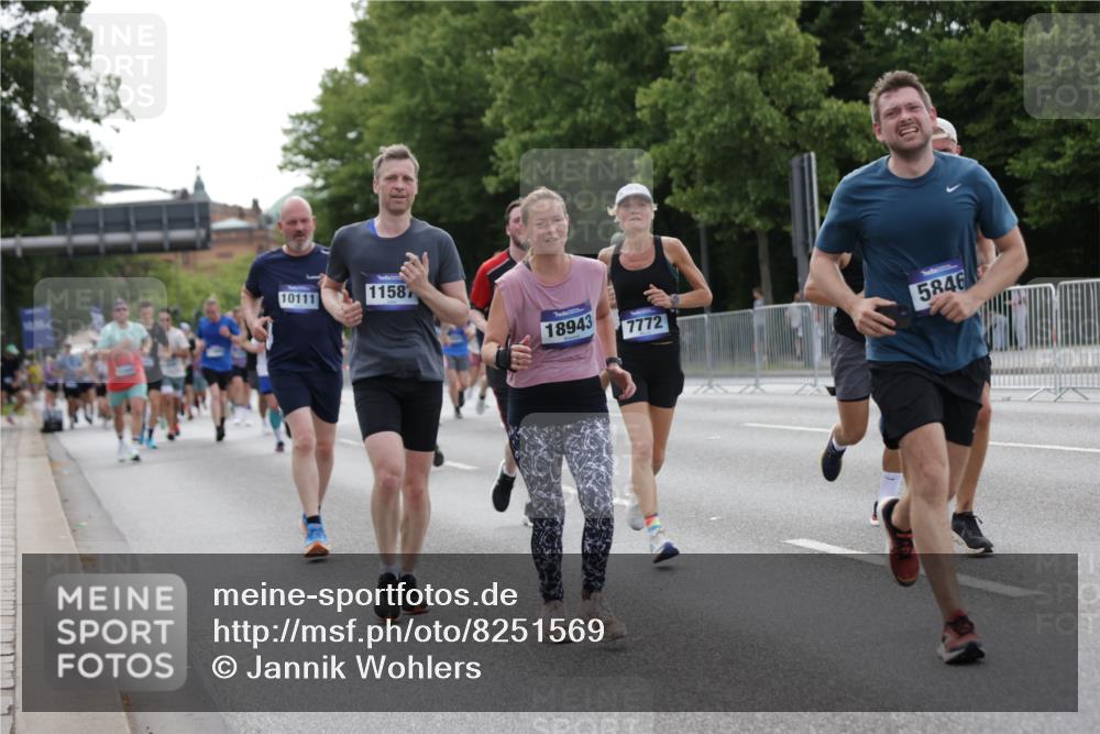 29.06.2025 - hella hamburg halbmarathon Jannik Wohlers http://msf.ph/oto/8251569 29.06.2025 10:31:02 Lombardsbrücke 1292, 1979, 2414, 2914, 4817, 4953, 5165, 5437, 5846, 5943, 6057, 6078, 6546, 6573, 7604, 7772, 8050, 9183, 10111, 10240, 10586, 11587, 13724, 14349, 15024, 15222, 15575, 15725, 16457, 16978, 17404, 17517, 17587, 17706, 17989, 18390, 18507, 18672, 18883, 18943 meine-sportfotos.de