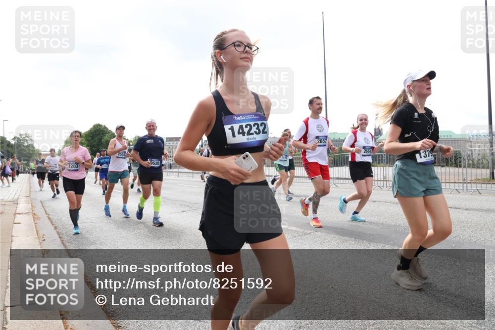 29.06.2025 - hella hamburg halbmarathon Lena Gebhardt http://msf.ph/oto/8251592 29.06.2025 10:45:42 Lombardsbrücke 1004, 1033, 1060, 1085, 1100, 1104, 1421, 1426, 1555, 1713, 1798, 1854, 1983, 2008, 2216, 2217, 2398, 2522, 2550, 2657, 2664, 2917, 2954, 2965, 2973, 3160, 3164, 3357, 3377, 3879, 3993, 4099, 4102, 4104, 4224, 4306, 4317, 4388, 4504, 4572, 4820, 4851, 5044, 5099, 5108, 5339, 5635, 5636, 5949, 6133, 6150, 6333, 6623, 6763, 6788, 6911, 6922, 6980, 7268, 7283, 7356, 7530, 7541, 7605, 7859, 8605, 8745, 9120, 9121, 9620, 10030, 10182, 10225, 10327, 10329, 10367, 10511, 11314 meine-sportfotos.de
