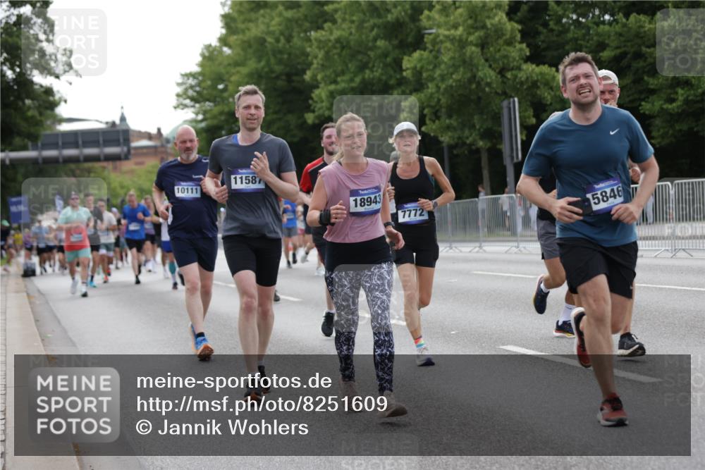 29.06.2025 - hella hamburg halbmarathon Jannik Wohlers http://msf.ph/oto/8251609 29.06.2025 10:31:02 Lombardsbrücke 1292, 1979, 2414, 2914, 4817, 4953, 5165, 5437, 5846, 5943, 6057, 6078, 6546, 6573, 7604, 7772, 8050, 9183, 10111, 10240, 10586, 11587, 13724, 14349, 15024, 15222, 15575, 15725, 16457, 16978, 17404, 17517, 17587, 17706, 17989, 18390, 18507, 18672, 18883, 18943 meine-sportfotos.de