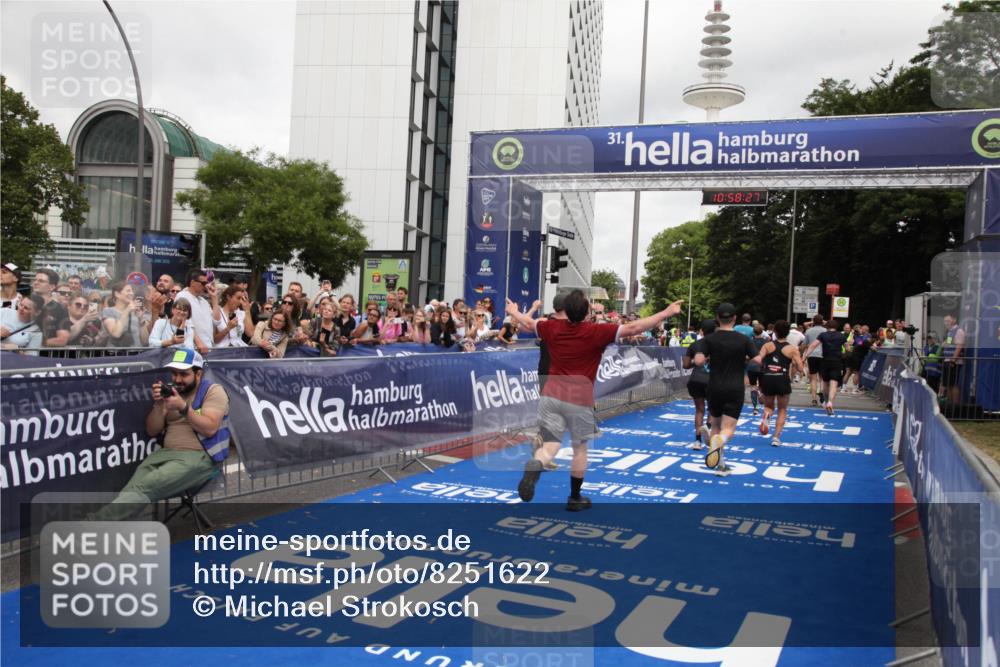 29.06.2025 - hella hamburg halbmarathon Michael Strokosch http://msf.ph/oto/8251622 29.06.2025 10:58:26 Ziel 1595, 4550, 4592, 4708, 5347, 6138, 6147, 7476, 9230, 9485, 11645, 11808, 14355, 15434, 16531, 17415, 18266, 18891 meine-sportfotos.de