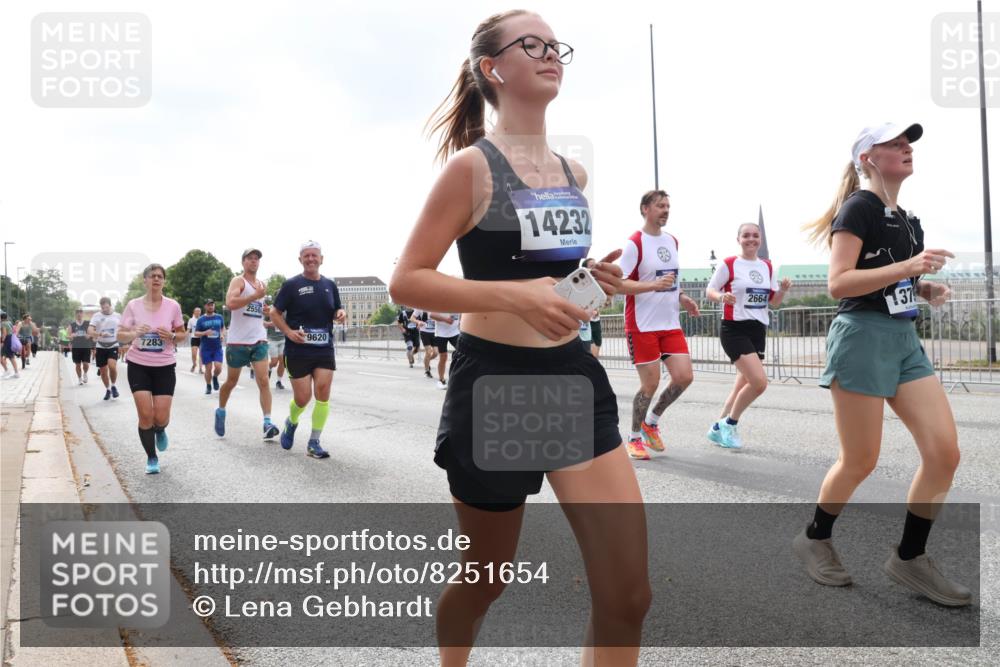 29.06.2025 - hella hamburg halbmarathon Lena Gebhardt http://msf.ph/oto/8251654 29.06.2025 10:45:42 Lombardsbrücke 1004, 1033, 1060, 1085, 1100, 1104, 1421, 1426, 1555, 1713, 1798, 1854, 1983, 2008, 2216, 2217, 2398, 2522, 2550, 2657, 2664, 2917, 2954, 2965, 2973, 3160, 3164, 3357, 3377, 3879, 3993, 4099, 4102, 4104, 4224, 4306, 4317, 4388, 4504, 4572, 4820, 4851, 5044, 5099, 5108, 5339, 5635, 5636, 5949, 6133, 6150, 6333, 6623, 6763, 6788, 6911, 6922, 6980, 7268, 7283, 7356, 7530, 7541, 7605, 7859, 8605, 8745, 9120, 9121, 9620, 10030, 10182, 10225, 10327, 10329, 10367, 10511, 11314 meine-sportfotos.de