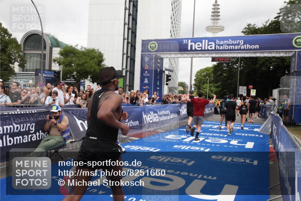 29.06.2025 - hella hamburg halbmarathon Michael Strokosch http://msf.ph/oto/8251660 29.06.2025 10:58:26 Ziel 1595, 4550, 4592, 4708, 5347, 6138, 6147, 7476, 9230, 9485, 11645, 11808, 14355, 15434, 16531, 17415, 18266, 18891 meine-sportfotos.de