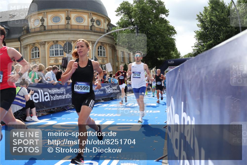 29.06.2025 - hella hamburg halbmarathon Strokosch-Dieckow http://msf.ph/oto/8251704 29.06.2025 10:40:43 Ziel 1631, 1882, 1912, 2324, 2714, 2750, 4634, 4843, 4889, 5014, 5026, 5745, 6429, 7080, 7109, 7378, 7622, 8074, 8629, 9294, 9979, 10369, 10900, 11959, 12865, 14092, 14272, 14820, 15351, 15493, 15542, 16201, 16249, 16599, 17486, 17724, 18399 meine-sportfotos.de