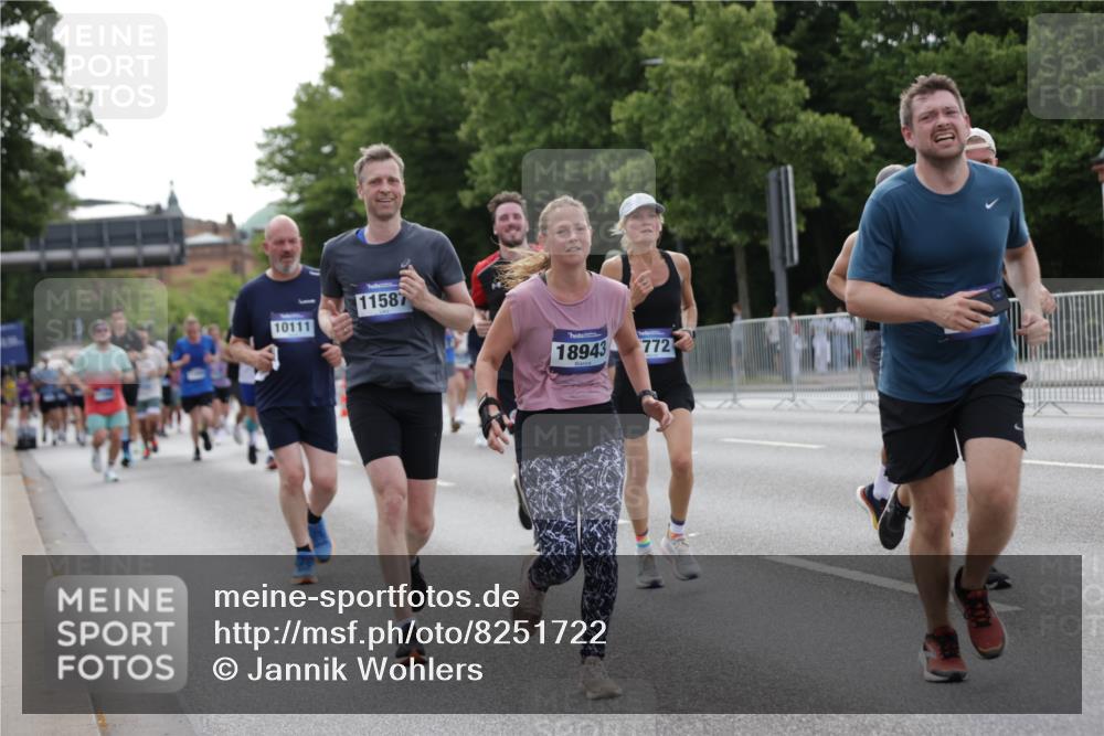 29.06.2025 - hella hamburg halbmarathon Jannik Wohlers http://msf.ph/oto/8251722 29.06.2025 10:31:02 Lombardsbrücke 1292, 1979, 2414, 2914, 4817, 4953, 5165, 5437, 5846, 5943, 6057, 6078, 6546, 6573, 7604, 7772, 8050, 9183, 10111, 10240, 10586, 11587, 13724, 14349, 15024, 15222, 15575, 15725, 16457, 16978, 17404, 17517, 17587, 17706, 17989, 18390, 18507, 18672, 18883, 18943 meine-sportfotos.de