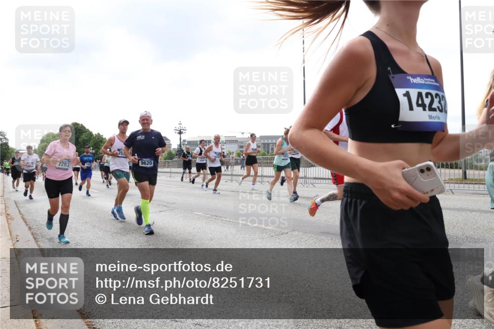 29.06.2025 - hella hamburg halbmarathon Lena Gebhardt http://msf.ph/oto/8251731 29.06.2025 10:45:43 Lombardsbrücke 1004, 1033, 1060, 1085, 1100, 1104, 1421, 1426, 1555, 1713, 1798, 1854, 1867, 1868, 1983, 2008, 2216, 2217, 2398, 2522, 2550, 2657, 2664, 2917, 2954, 2965, 2973, 3357, 3377, 3879, 3993, 4099, 4102, 4104, 4224, 4306, 4317, 4388, 4504, 4572, 4820, 5044, 5099, 5108, 5339, 5635, 5636, 5949, 6133, 6150, 6333, 6623, 6763, 6788, 6911, 6922, 6980, 7268, 7283, 7356, 7530, 7541, 7605, 7859, 8605, 8745, 9120, 9121, 9620, 10030, 10182, 10225, 10327, 10329, 10367, 10511, 11314 meine-sportfotos.de