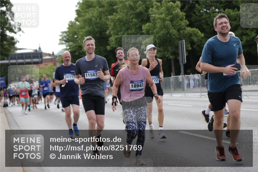 29.06.2025 - hella hamburg halbmarathon Jannik Wohlers http://msf.ph/oto/8251769 29.06.2025 10:31:02 Lombardsbrücke 1292, 1979, 2414, 2914, 4817, 4953, 5165, 5437, 5846, 5943, 6057, 6078, 6546, 6573, 7604, 7772, 8050, 9183, 10111, 10240, 10586, 11587, 13724, 14349, 15024, 15222, 15575, 15725, 16457, 16978, 17404, 17517, 17587, 17706, 17989, 18390, 18507, 18672, 18883, 18943 meine-sportfotos.de