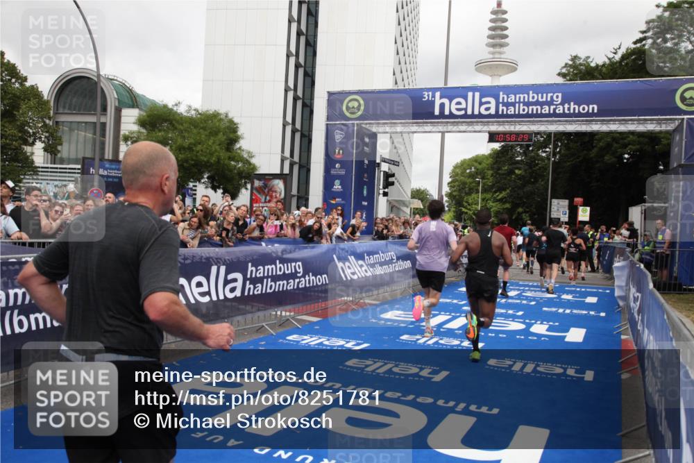 29.06.2025 - hella hamburg halbmarathon Michael Strokosch http://msf.ph/oto/8251781 29.06.2025 10:58:28 Ziel 4550, 4708, 4767, 5347, 6138, 6147, 7476, 9485, 11808, 14355, 15434, 16531, 17415, 18266, 18891, 19166 meine-sportfotos.de