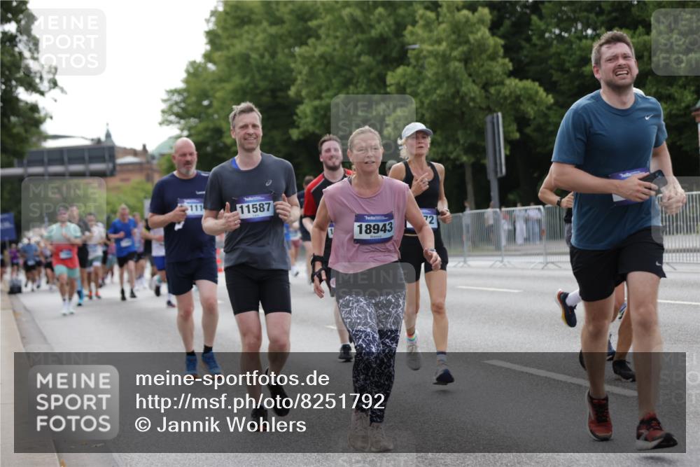 29.06.2025 - hella hamburg halbmarathon Jannik Wohlers http://msf.ph/oto/8251792 29.06.2025 10:31:02 Lombardsbrücke 1292, 1979, 2414, 2914, 4817, 4953, 5165, 5437, 5846, 5943, 6057, 6078, 6546, 6573, 7604, 7772, 8050, 9183, 10111, 10240, 10586, 11587, 13724, 14349, 15024, 15222, 15575, 15725, 16457, 16978, 17404, 17517, 17587, 17706, 17989, 18390, 18507, 18672, 18883, 18943 meine-sportfotos.de