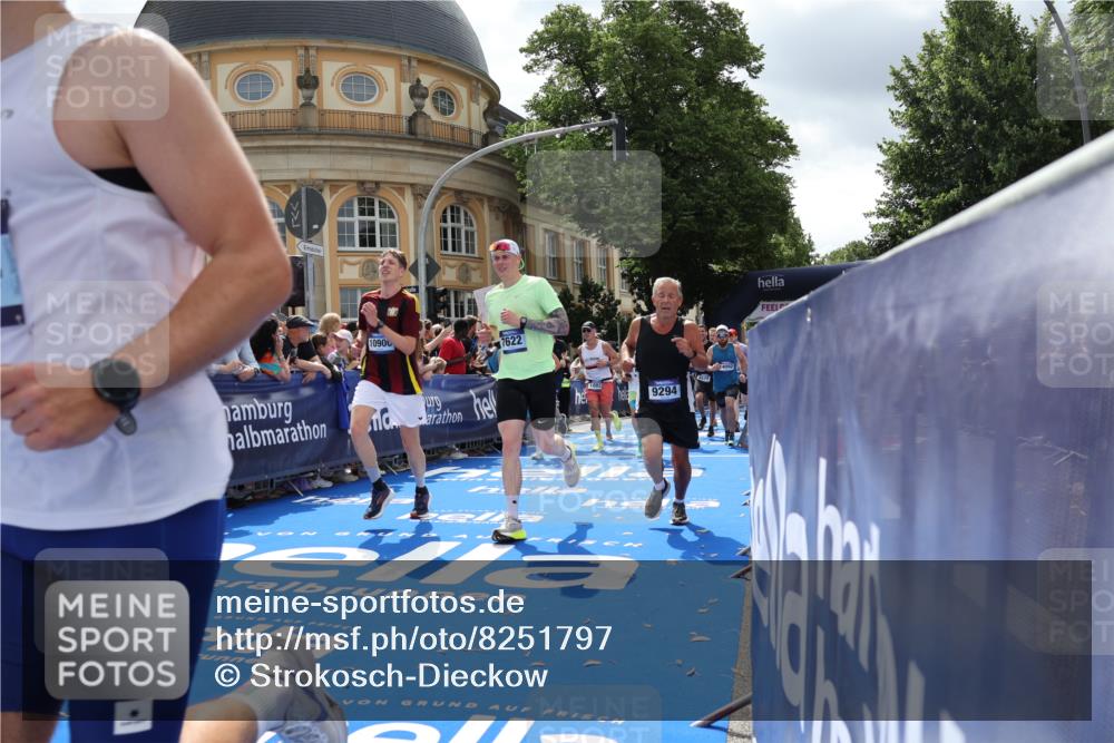 29.06.2025 - hella hamburg halbmarathon Strokosch-Dieckow http://msf.ph/oto/8251797 29.06.2025 10:40:44 Ziel 1631, 1882, 1912, 2324, 2714, 2750, 4634, 4843, 4889, 5014, 5026, 5745, 6429, 7080, 7109, 7378, 7622, 8074, 8629, 9294, 9979, 10369, 10900, 11959, 12865, 14092, 14272, 14661, 14820, 15351, 15493, 16201, 16249, 16599, 17486, 18399 meine-sportfotos.de