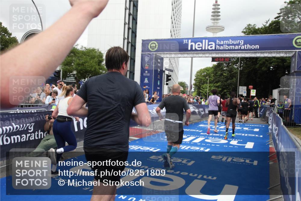 29.06.2025 - hella hamburg halbmarathon Michael Strokosch http://msf.ph/oto/8251809 29.06.2025 10:58:29 Ziel 4550, 4708, 4767, 5347, 6138, 6147, 7476, 9485, 11808, 14355, 15434, 16531, 17415, 18266, 18891, 19166 meine-sportfotos.de