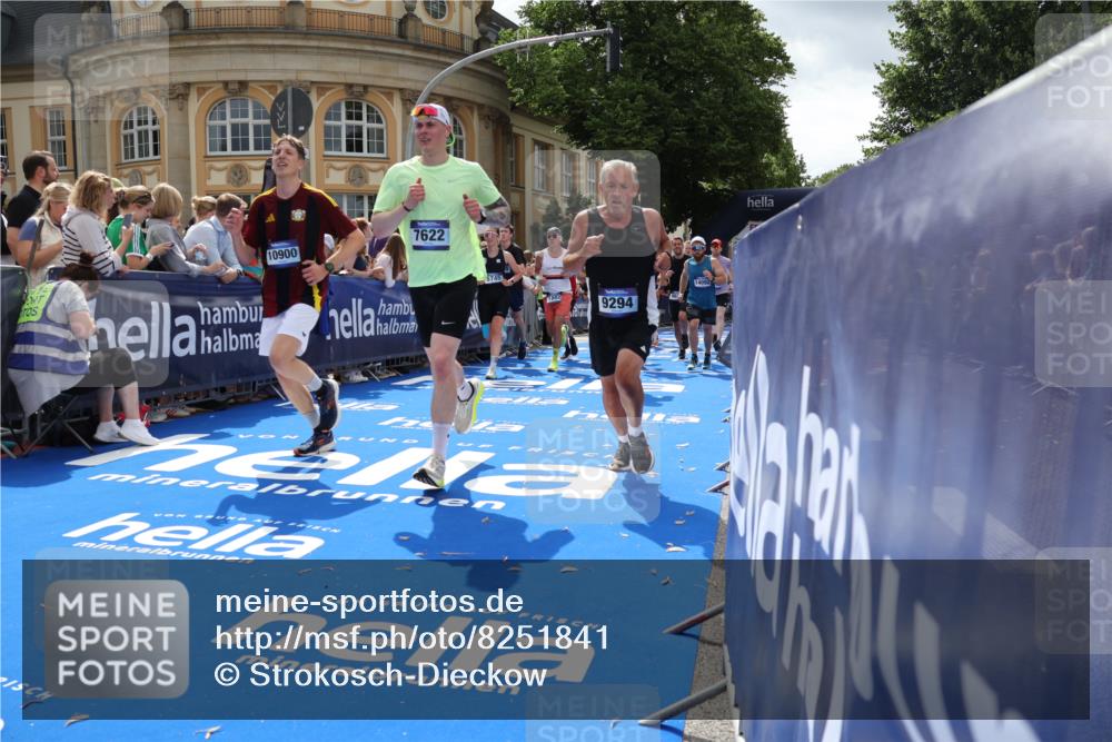 29.06.2025 - hella hamburg halbmarathon Strokosch-Dieckow http://msf.ph/oto/8251841 29.06.2025 10:40:45 Ziel 1631, 1882, 2324, 2714, 2750, 4634, 4843, 4889, 5014, 5026, 5745, 6429, 7080, 7109, 7378, 7622, 8074, 8629, 9294, 9547, 9979, 10369, 10900, 10934, 11959, 12865, 14092, 14272, 14661, 14820, 15351, 15493, 16201, 16249, 16599, 17486, 18399 meine-sportfotos.de