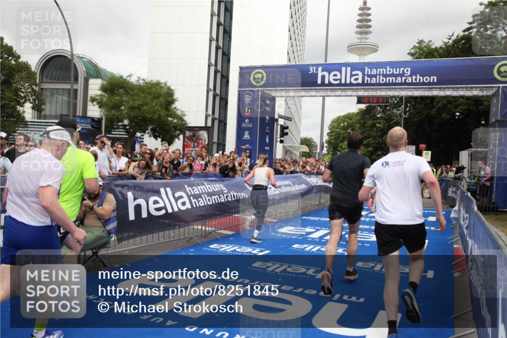29.06.2025 - hella hamburg halbmarathon Michael Strokosch http://msf.ph/oto/8251845 29.06.2025 10:58:30 Ziel 4550, 4767, 5347, 6138, 7476, 9485, 11808, 14355, 15434, 16531, 17415, 18266, 18891, 19166 meine-sportfotos.de