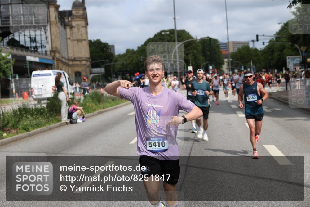 29.06.2025 - hella hamburg halbmarathon Yannick Fuchs http://msf.ph/oto/8251847 29.06.2025 10:35:33 20KM 1136, 1631, 1677, 2568, 2797, 2949, 3332, 3618, 4205, 4303, 4380, 4634, 4871, 4889, 5007, 5014, 5026, 5410, 5709, 6429, 6683, 6771, 7080, 7284, 7378, 7774, 7796, 8074, 8122, 8966, 9358, 9640, 9659, 9711, 9755, 9979, 10375, 10783, 10934, 10978, 11062, 11765, 11922, 11959, 12292, 12365, 12385, 12895, 13268, 13457, 14555, 14661, 14820, 15164, 15247, 16201, 16249, 16347, 16599, 17720, 17834, 17971, 18045, 18049, 18399, 18412, 18573 meine-sportfotos.de