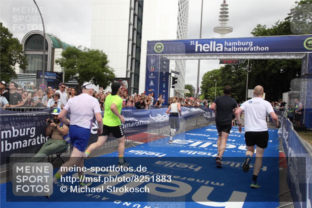 29.06.2025 - hella hamburg halbmarathon Michael Strokosch http://msf.ph/oto/8251883 29.06.2025 10:58:30 Ziel 4550, 4767, 5347, 6138, 7476, 9485, 11808, 14355, 15434, 16531, 17415, 18266, 18891, 19166 meine-sportfotos.de