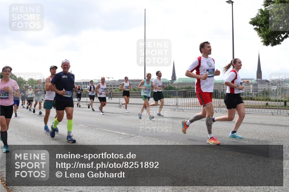 29.06.2025 - hella hamburg halbmarathon Lena Gebhardt http://msf.ph/oto/8251892 29.06.2025 10:45:43 Lombardsbrücke 1004, 1033, 1060, 1085, 1100, 1104, 1421, 1426, 1555, 1713, 1798, 1854, 1867, 1868, 1983, 2008, 2216, 2217, 2398, 2522, 2550, 2657, 2664, 2917, 2954, 2965, 2973, 3357, 3377, 3879, 3993, 4099, 4102, 4104, 4224, 4306, 4317, 4388, 4504, 4572, 4820, 5044, 5099, 5108, 5339, 5635, 5636, 5949, 6133, 6150, 6333, 6623, 6763, 6788, 6911, 6922, 6980, 7268, 7283, 7356, 7530, 7541, 7605, 7859, 8605, 8745, 9120, 9121, 9620, 10030, 10182, 10225, 10327, 10329, 10367, 10511, 11314 meine-sportfotos.de