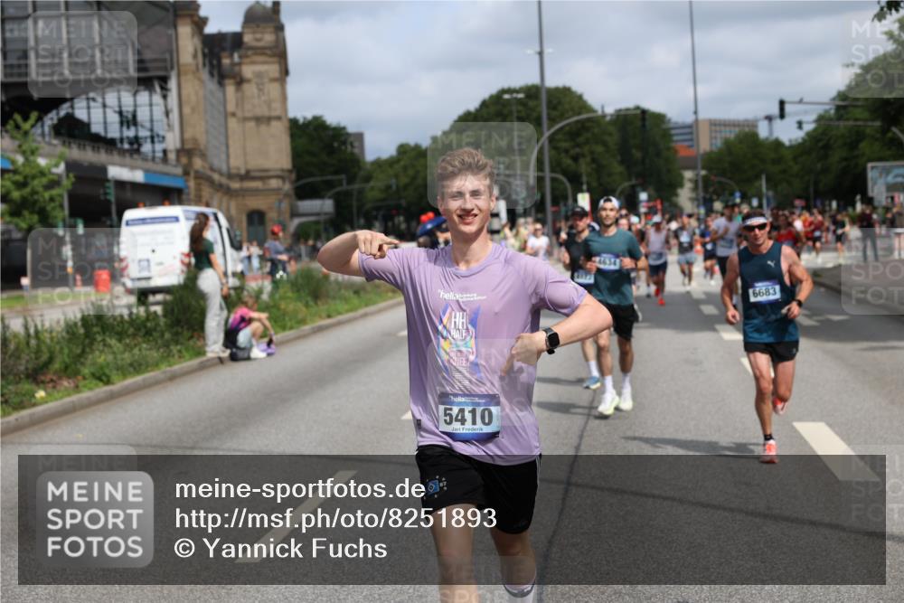 29.06.2025 - hella hamburg halbmarathon Yannick Fuchs http://msf.ph/oto/8251893 29.06.2025 10:35:33 20KM 1136, 1631, 1677, 2568, 2797, 2949, 3332, 3618, 4205, 4303, 4380, 4634, 4871, 4889, 5007, 5014, 5026, 5410, 5709, 6429, 6683, 6771, 7080, 7284, 7378, 7774, 7796, 8074, 8122, 8966, 9358, 9640, 9659, 9711, 9755, 9979, 10375, 10783, 10934, 10978, 11062, 11765, 11922, 11959, 12292, 12365, 12385, 12895, 13268, 13457, 14555, 14661, 14820, 15164, 15247, 16201, 16249, 16347, 16599, 17720, 17834, 17971, 18045, 18049, 18399, 18412, 18573 meine-sportfotos.de
