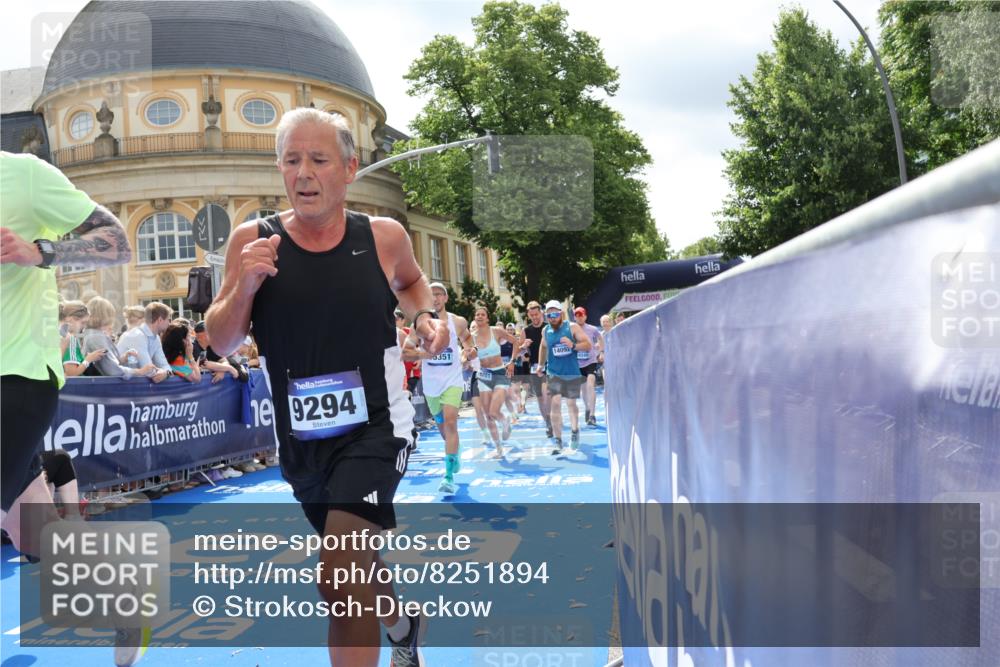 29.06.2025 - hella hamburg halbmarathon Strokosch-Dieckow http://msf.ph/oto/8251894 29.06.2025 10:40:45 Ziel 1631, 1882, 2324, 2714, 2750, 4634, 4843, 4889, 5014, 5026, 5745, 6429, 7080, 7109, 7378, 7622, 8074, 8629, 9294, 9547, 9979, 10369, 10900, 10934, 11959, 12865, 14092, 14272, 14661, 14820, 15351, 15493, 16201, 16249, 16599, 17486, 18399 meine-sportfotos.de