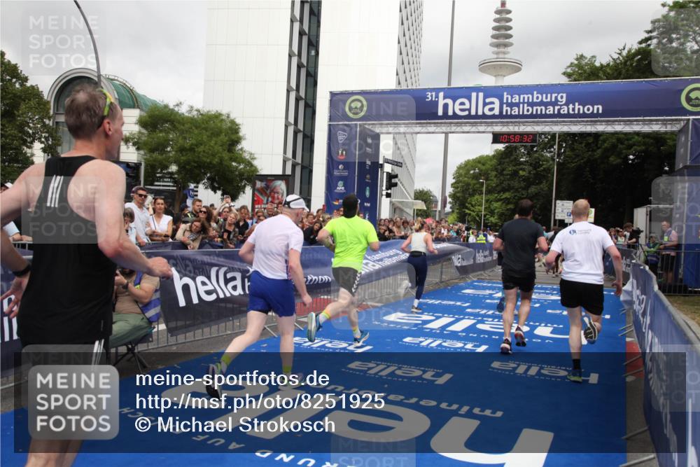 29.06.2025 - hella hamburg halbmarathon Michael Strokosch http://msf.ph/oto/8251925 29.06.2025 10:58:30 Ziel 4550, 4767, 5347, 6138, 7476, 9485, 11808, 14355, 15434, 16531, 17415, 18266, 18891, 19166 meine-sportfotos.de