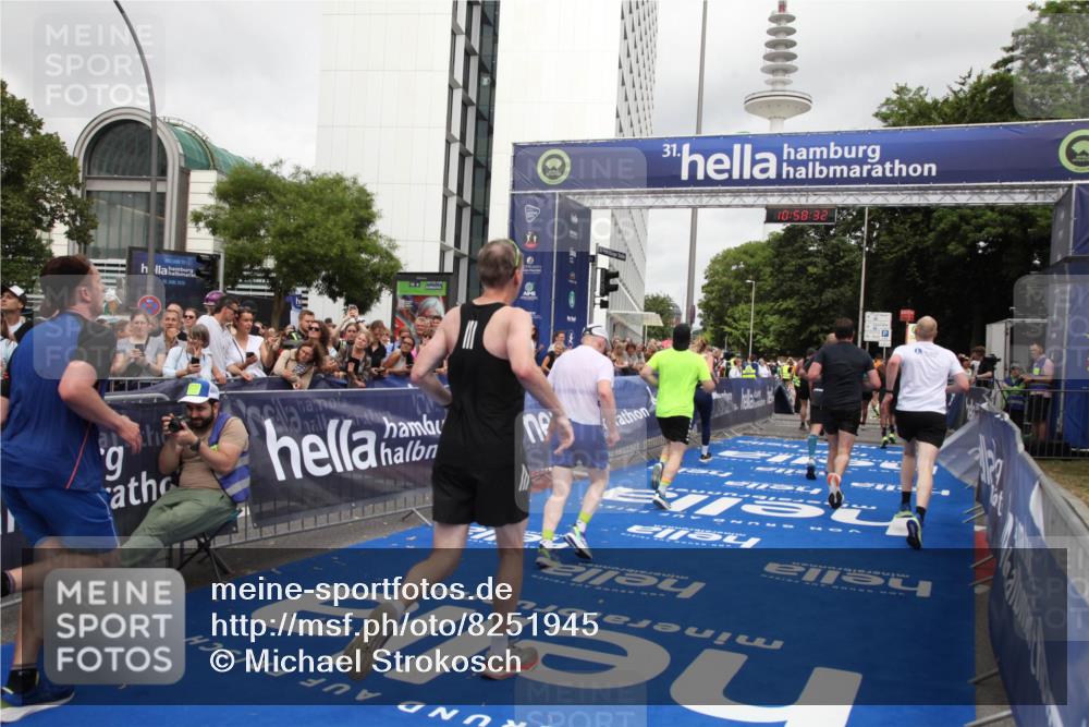 29.06.2025 - hella hamburg halbmarathon Michael Strokosch http://msf.ph/oto/8251945 29.06.2025 10:58:31 Ziel 4550, 4767, 5347, 6138, 7476, 11808, 14355, 16531, 17415, 18266, 18891, 19166 meine-sportfotos.de